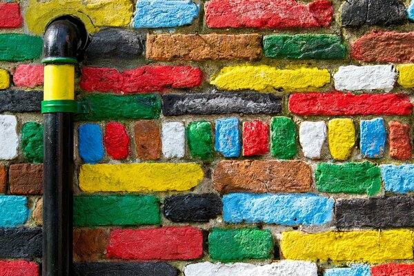 Mur de briques peintes de manière créative avec tuyau
