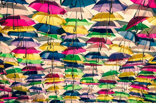 Beaucoup de parapluies multicolores, fond