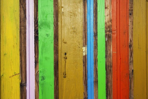 Pared pintada en colores del arco iris