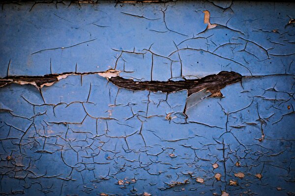 Pintura azul agrietada en la pared