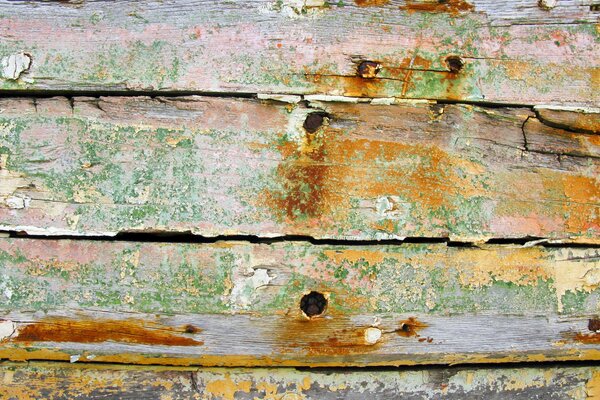 Couches de peinture écaillées sur les vieilles planches