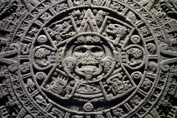 Runder Aztekenkalender aus Stein