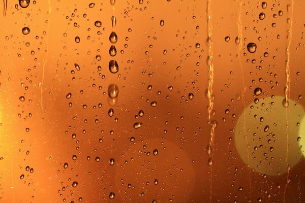 Las linternas se abren paso a través del Vidrio mojado por la lluvia