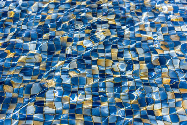 Textura de mosaico con ondas en la piscina