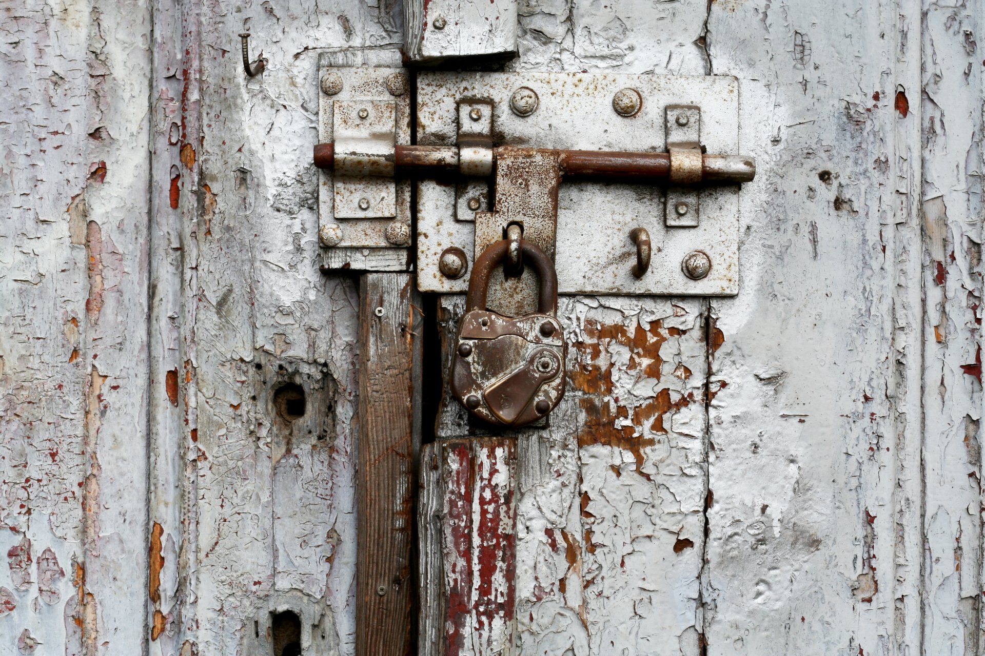 porte vieille serrure métal vis clou blanc