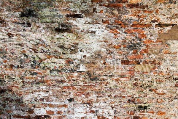 Eine Mauer aus alten, verfallenen Ziegeln