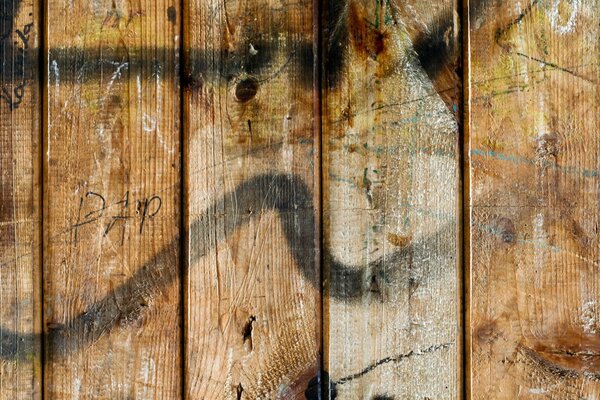 Mur de bois peint avec de la peinture noire