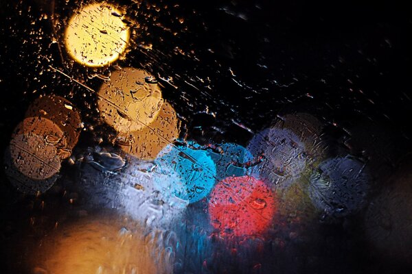 Gotas en el vidrio con luces reflectantes