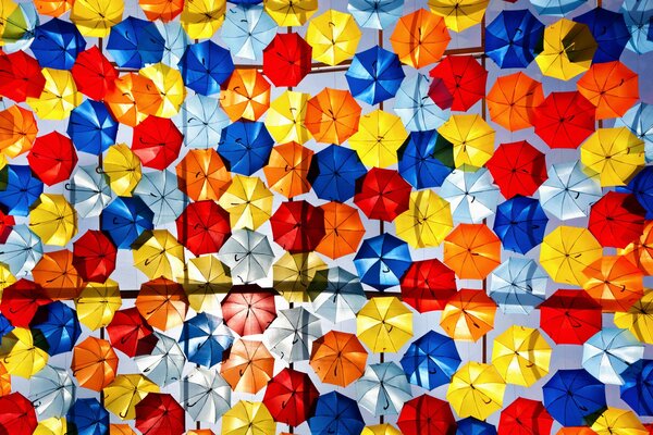 Un sacco di bellissimi ombrelli colorati