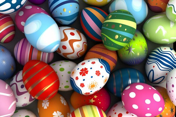 Uova di Pasqua colorate con vari disegni