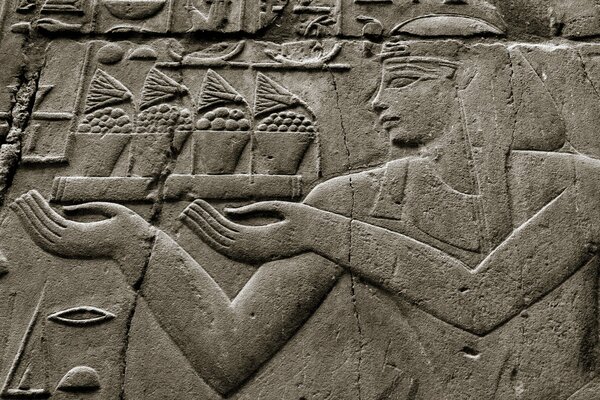 Imágenes egipcias en un muro de hormigón