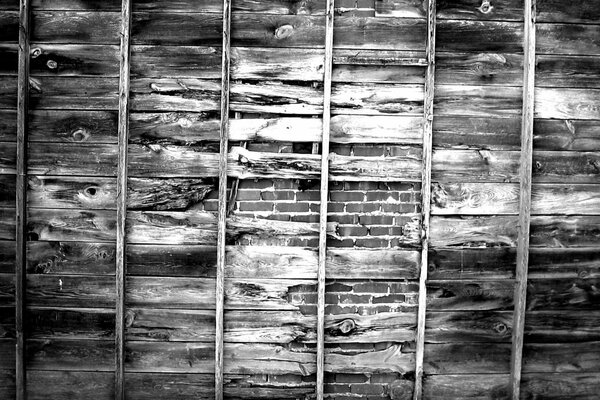 Muro di mattoni dietro il rivestimento in legno
