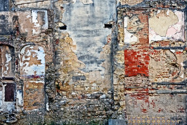 Pared con pintura descascarada en diferentes colores