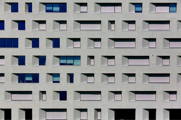 Vista del edificio con aberturas y ventanas