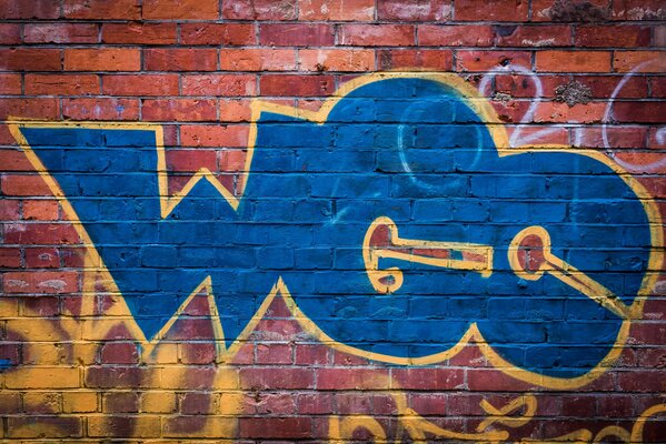 Blaue Wand mit Graffiti bemalt