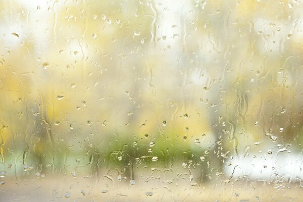 Gouttes de pluie sur la fenêtre d automne