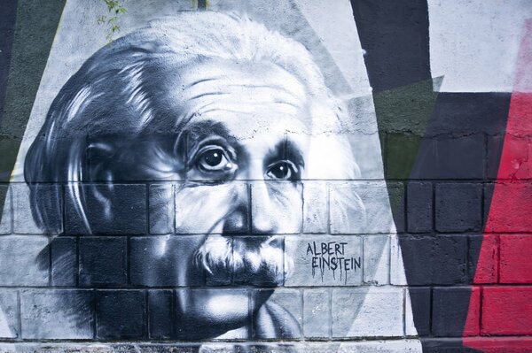 Graffiti de rue avec Albert Einstein sur le mur en noir et blanc