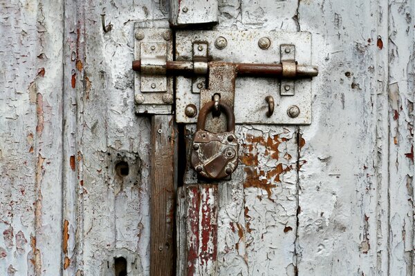 Vieux cadenas en métal sur la porte