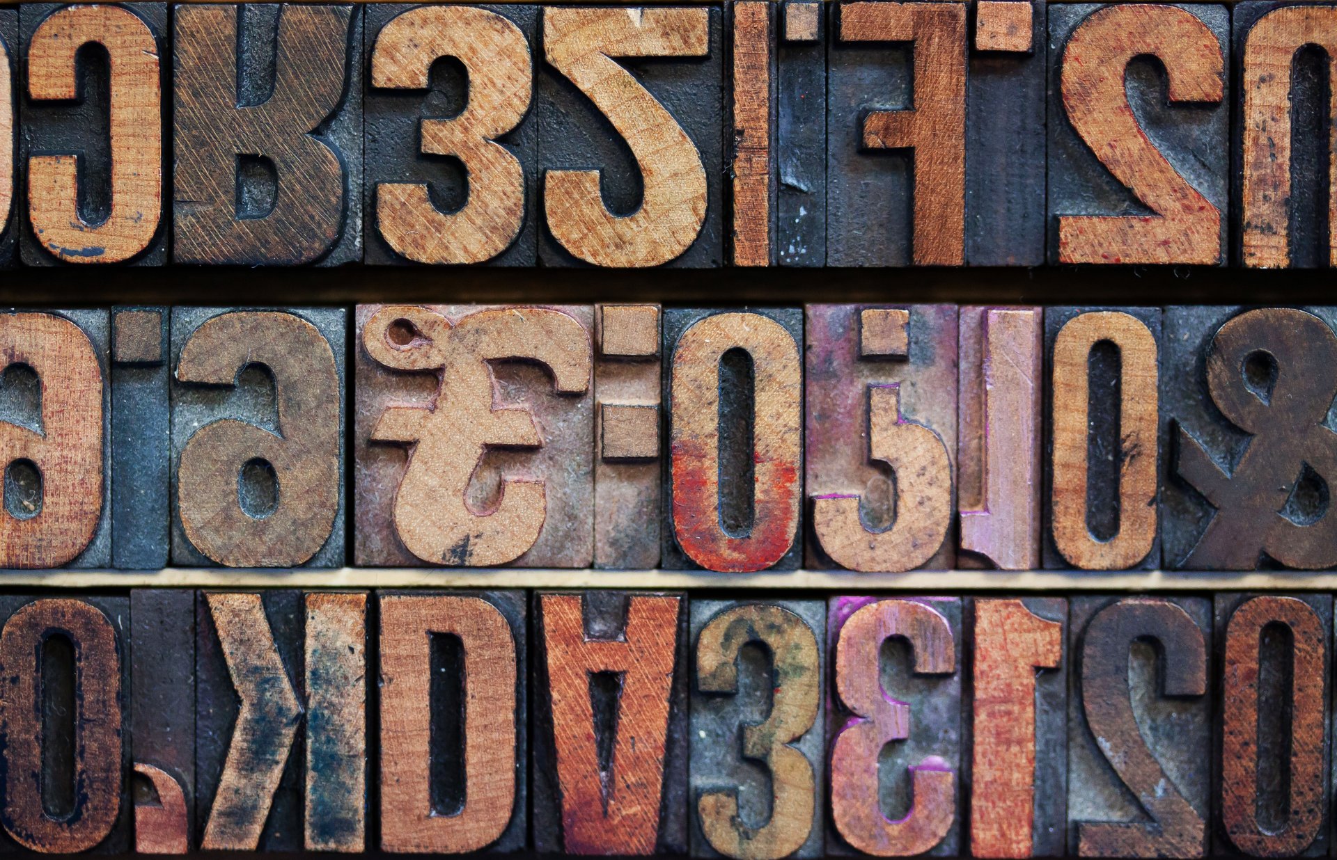 alphabet lettres chiffres signes en bois texture