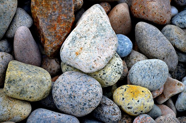 Piedras multicolores del mar