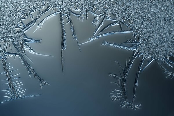 Hermoso patrón en el hielo en las heladas de invierno