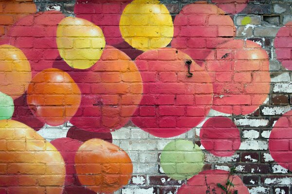 Mur peint avec des boules colorées