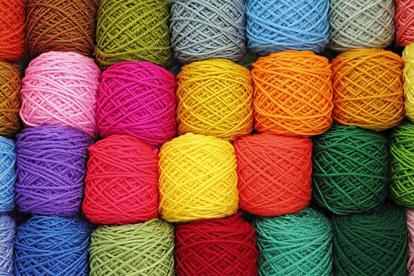 Grovigli raccolti di fili multicolori, una varietà di colori