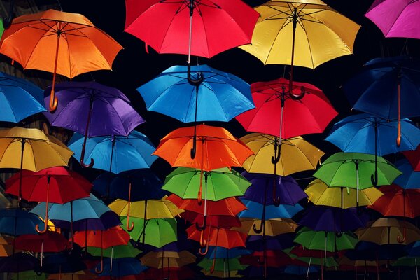 Straßendekor in Form von regenbogenfarbenen Regenschirmen