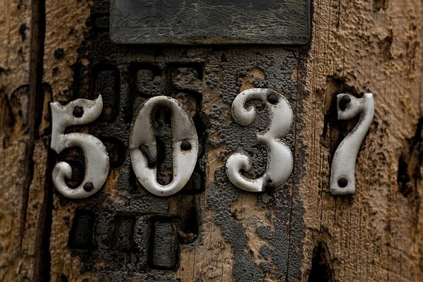 Vecchia porta in legno con numero