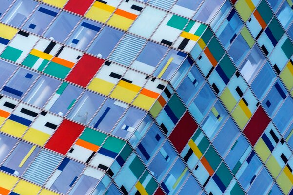 Abstracción multicolor de ventanas en un edificio de varios pisos