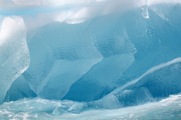 Niebieski zimowy lód w pobliżu