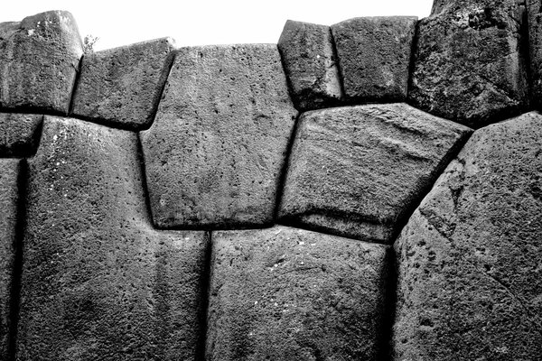 Steinmauer in Schwarz und Weiß