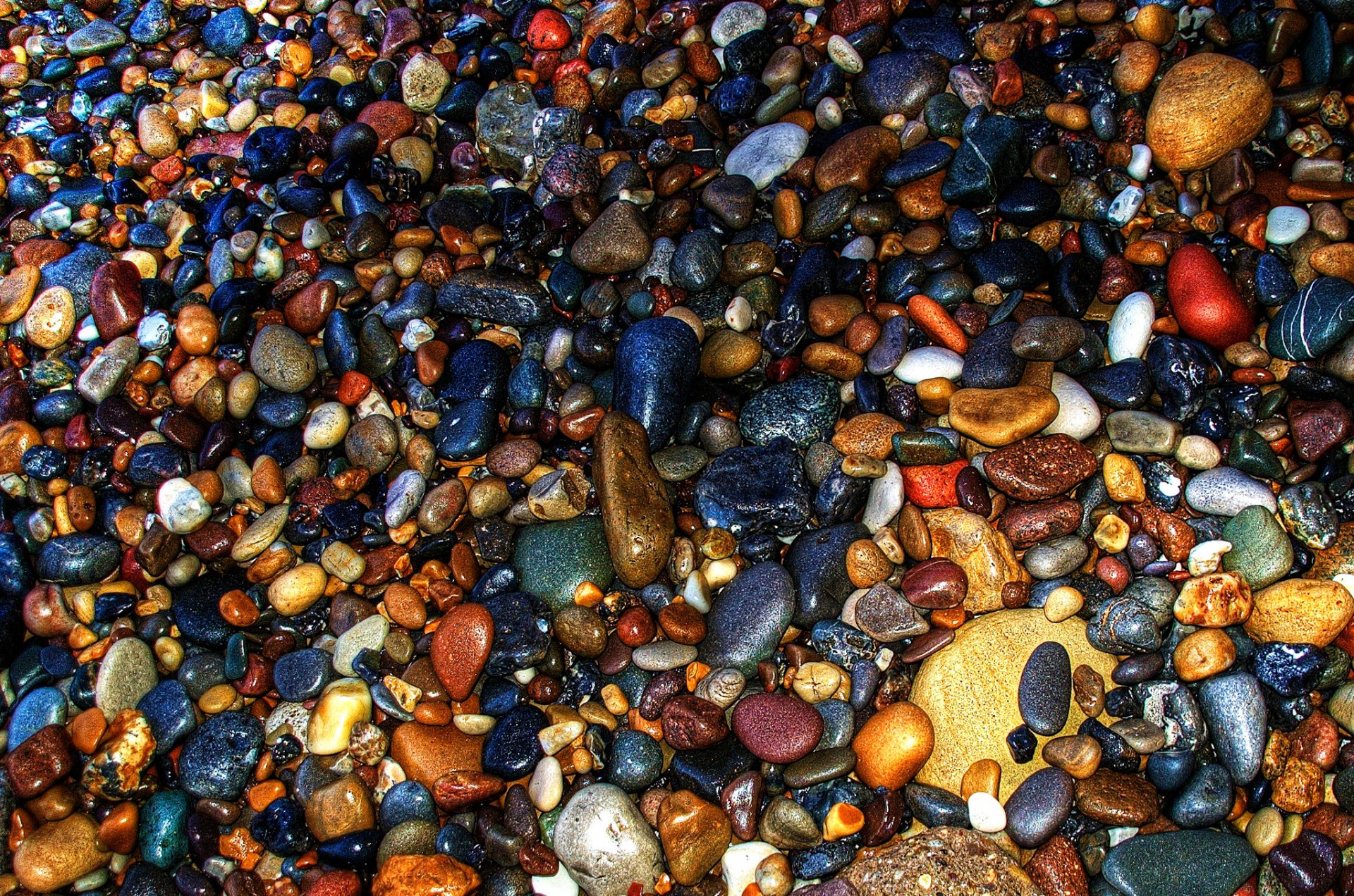 Цветные камни на море