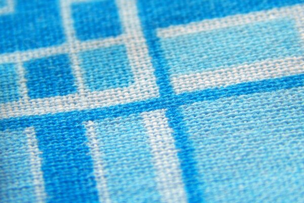 Niebieski wzór na czystej tkaninie