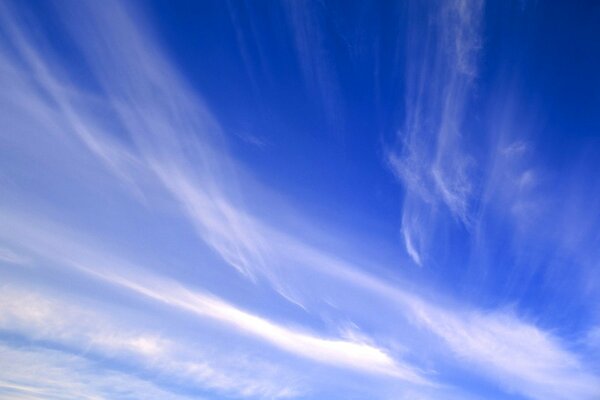 Les nuages dans le ciel sont toujours beaux