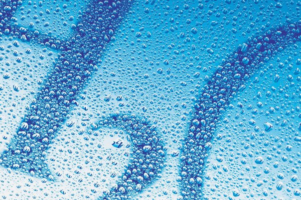 Gotas de agua sobre vidrio azul