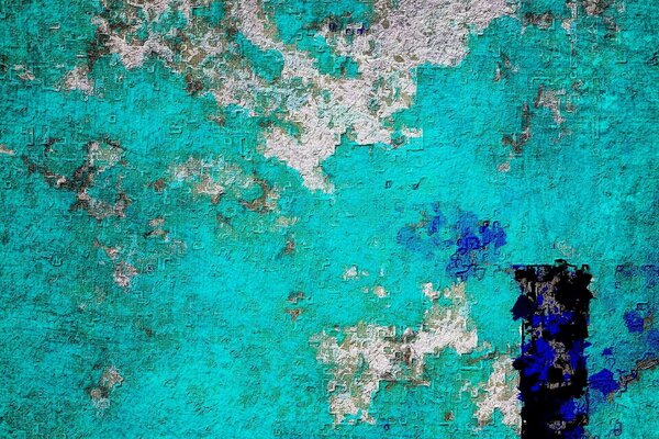 A wall with a crisp turquoise color