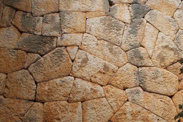 Braune Mauer aus Ziegel und Stein