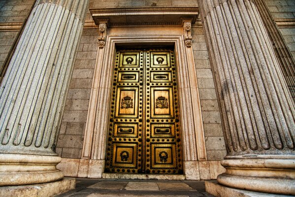 Porta d oro tra enormi colonne