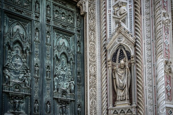 Le mur avec la décoration a l air cool comme si le roi vivait