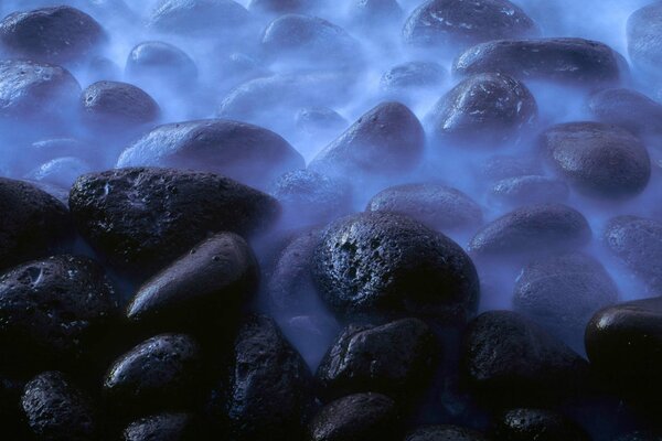 En el mar de piedras bajo el aguacada piedra con su hermoso