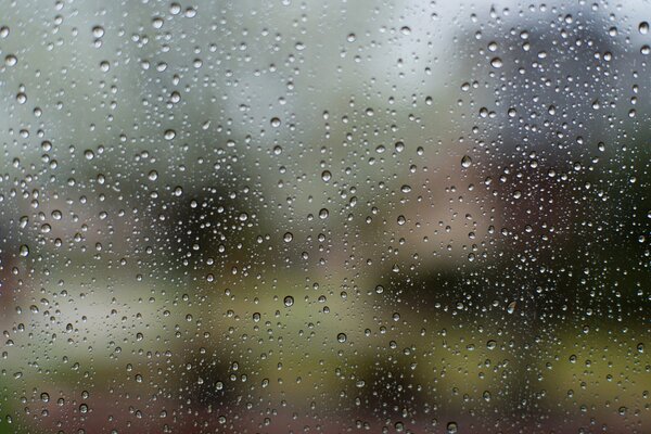 Pequeñas gotas de lluvia en el vidrio