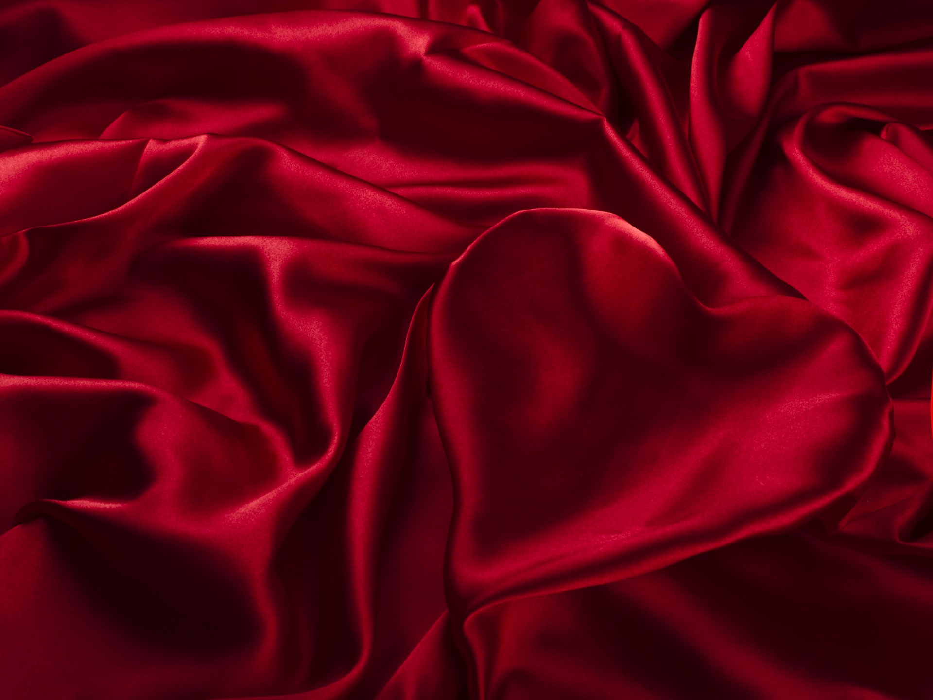 texture soie satin tissu rouge coeur plis