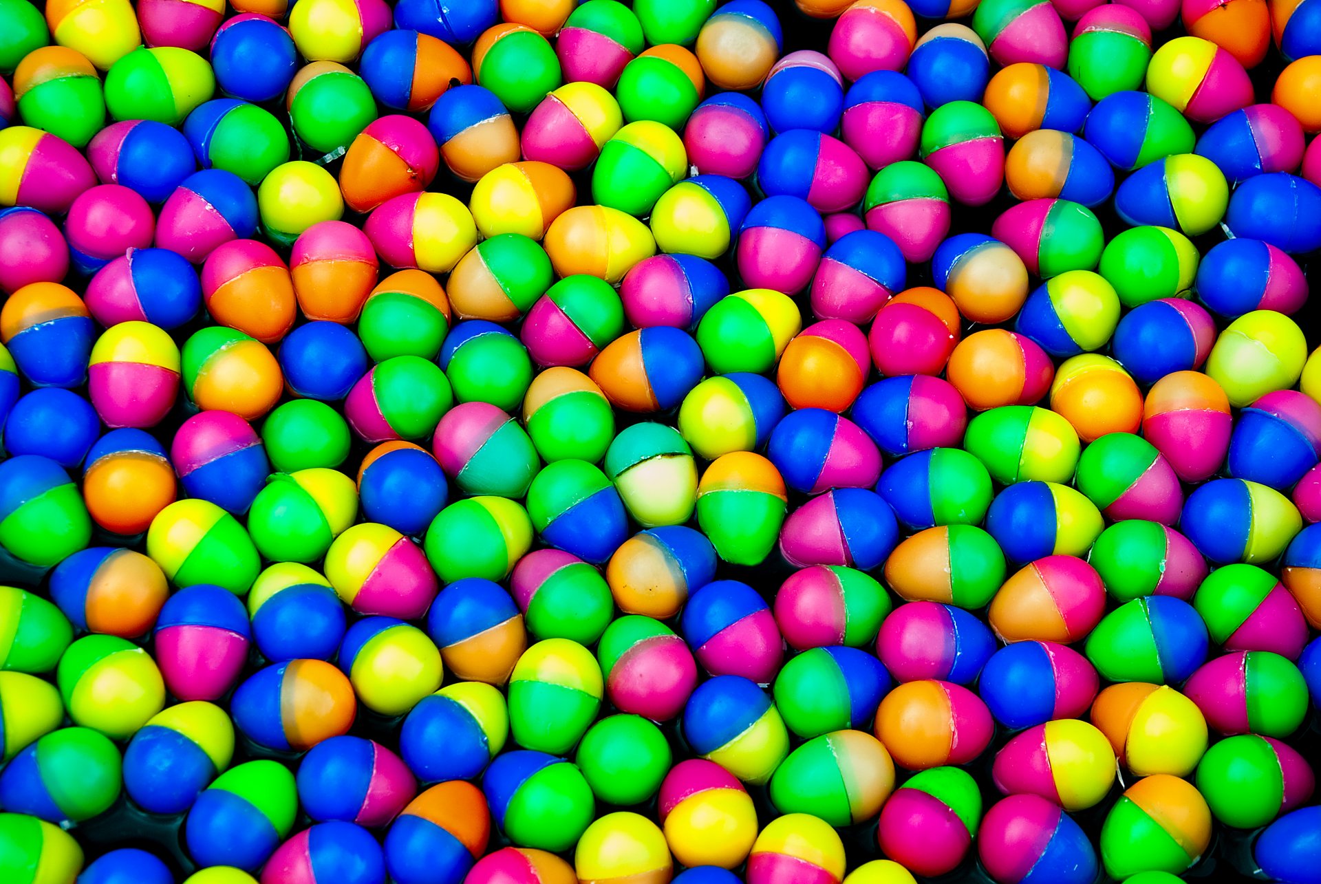 coloré en plastique de pâques blanc oeufs