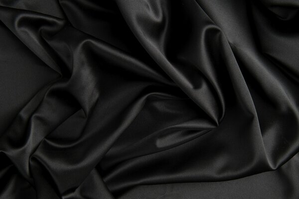 Satin noir avec plis