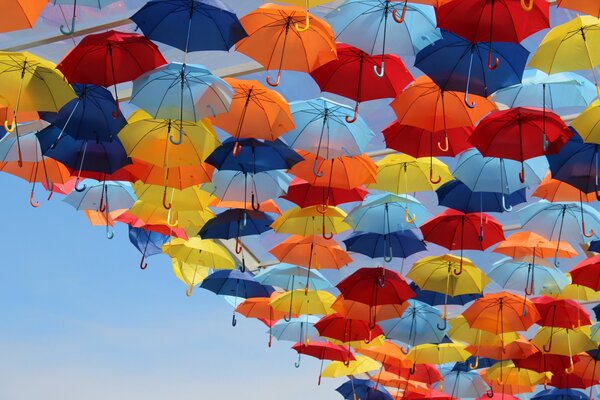 Der Himmel in hellen, bunten Regenschirmen