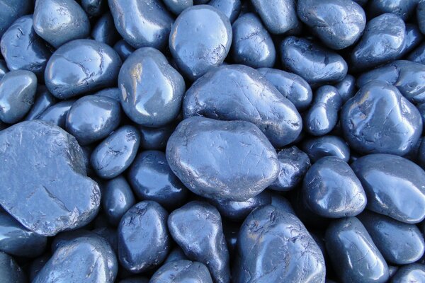 Niebieskie błyszczące kamienie w różnych rozmiarach