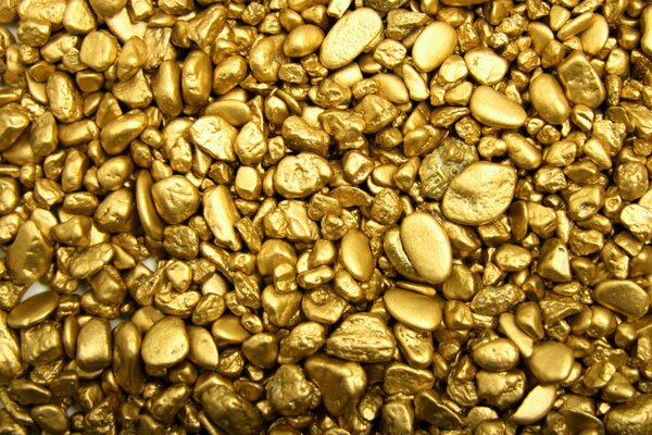 Bild von Kieselsteinen mit kleinen Goldsteinen mit Goldbeschichtung