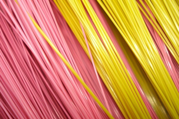 Розовые, желтые нити используются в текстуре в качестве основных