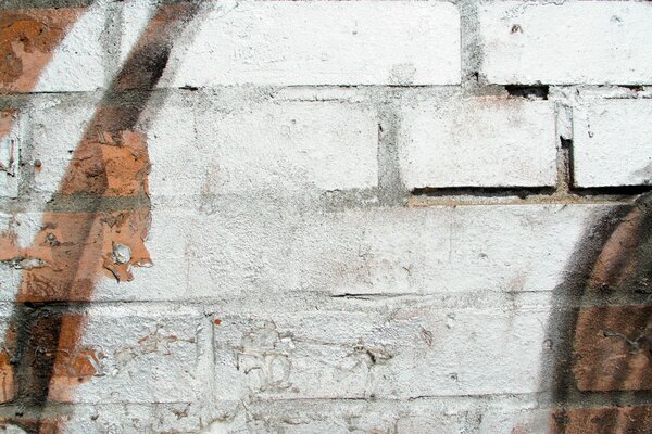 Изображение разукрашенной старой белой кирпичной стены